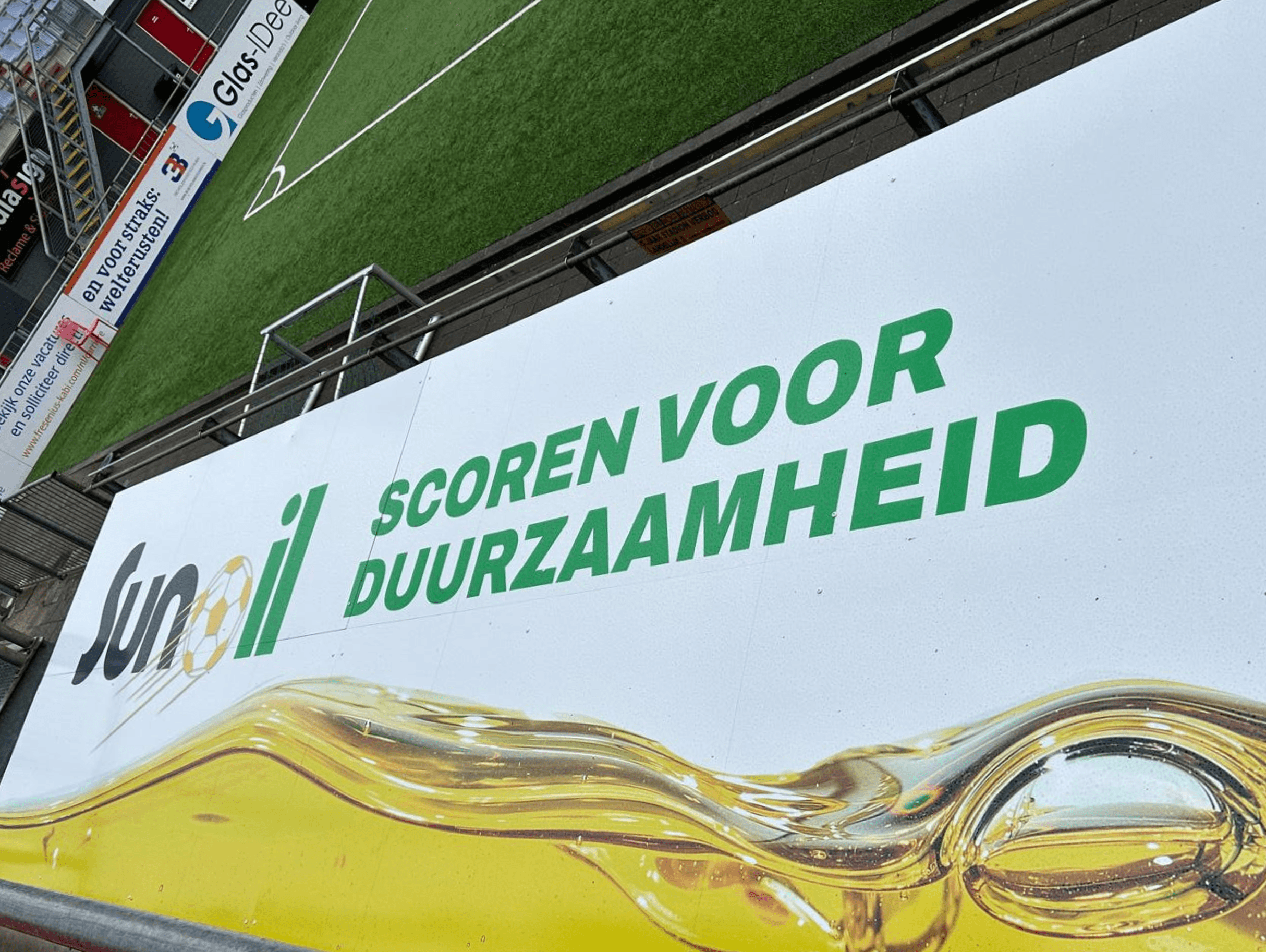 Dug-out FC Emmen stadion Sunoil sponsor